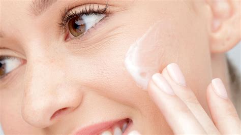 Nah, kalian juga bisa menggunakan purifying toner untuk membersihkan sisa makeup dan menjelang tidur agar kulit wajah. Rekomendasi Skincare Wardah Aman untuk Kulit Berminyak ...