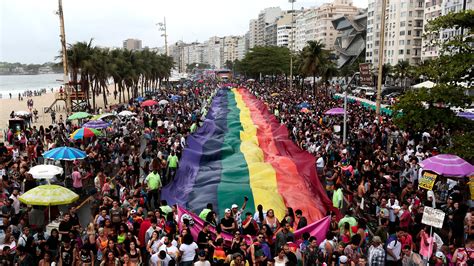 Un año más tarde, el 28 de junio de 1970, se registra el primer desfile del orgullo en conmemoración a los sucesos de stonewall. #SabíasQue la comunidad LGBT celebra los 28 de junio el ...