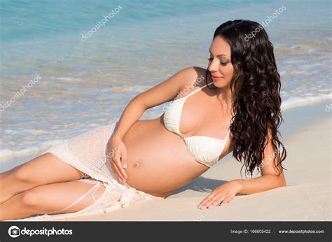 토요일 저녁 친구a 와 둘이 한잔하고 또 한잔하고 하다보니. 임신한 여자는 바다의 배경 해변에 놓여 있습니다. 도미니카 ...