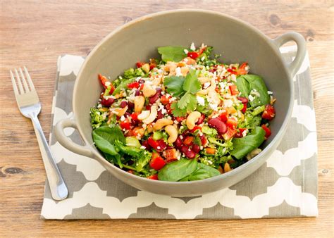 L'association légumes, légumineuses et céréales (riz) apportent des protéines… salade asiatique vegetarienne avec du riz , haricot rouge ...