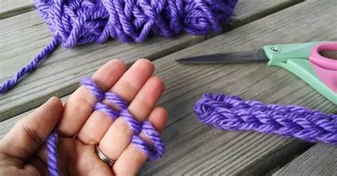 Réalisez une magnifique écharpe tricotée aux doigts ...