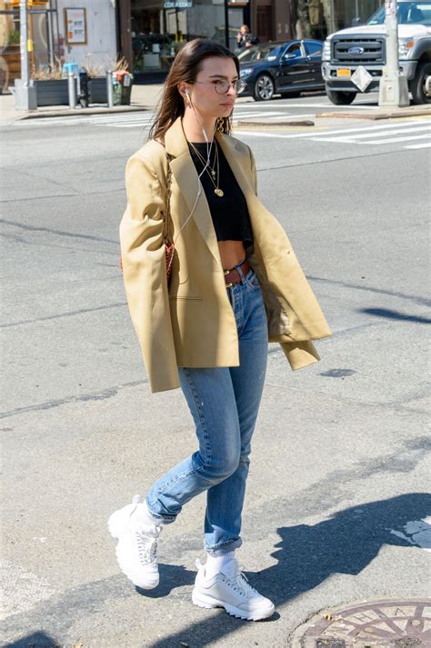 As the season's athleisure trend is picking up steam, emily ratajkowski showed us a perfect street style fit right into the description. Emily Ratajkowski Street Style - Out in NYC 04/03/2019 ...