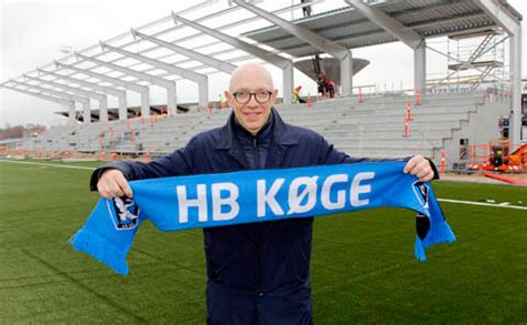 Køge stadion er en del af køge idrætspark, der også skal rumme en 4.000 kvadratmeter stor idrætshal, der lige nu er ved at blive bygget ved siddende tilskuere, men som til dagens kamp er der plads til endnu flere, hvis folk ikke har noget problem med at stå op og se de lokale helte fra hb køge. Ny fremtid for HB Køge i Køge Idrætspark - HB Køge