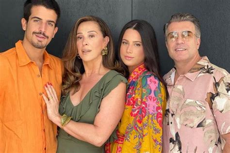 Enzo celulari e bruna marquezine estão tentando manter o relacionamento em segredo, mas os amigos do casal parecem. Enzo Celulari surge em foto com a família e fãs disparam ...