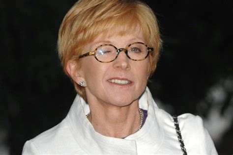 A documentary following anne robinson as she cracks america.narrated by paul merton2001. Weakest Link host Anne Robinson joins Tinder at age 72 ...