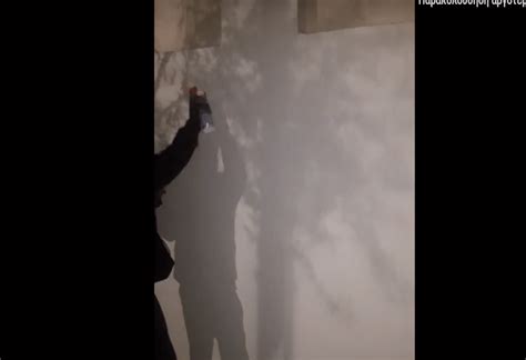 Στο σημείο επιχειρούν 30 άνδρες της πυροσβεστικής με 10 οχήματα, δύο πεζοπόρα τμήματα, ενώ έχει. Μητρόπολη Θεσσαλονίκης: Βίντεο από την παρέμβαση αντιεξουσιαστών - GRTimes.gr