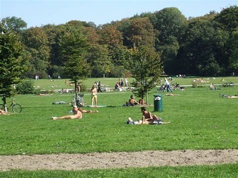 Im englischen garten liegen immer weniger nackte detailansicht öffnen viel platz für freie körperkultur, aber wenn da nur zwei personen liegen, stellt sich die frage: 68 Munchen Englischer Garten Fkk 2021 (Images)