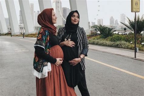 Mau kondangan, yuk tampil lebih cantik dengan inspirasi ootd kondangan hijab casual berikut ini. Hamil Bareng, Ini Gaya Liburan Duo Hijab Dwi dan Nabila di ...