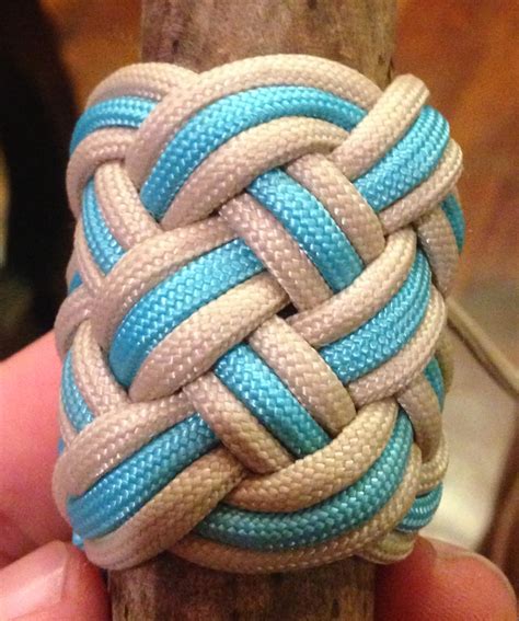 This leash is made using 2 colored cords and simple square knots as used in many an amazing diy 4 strand round braid paracord dog leash for your adorable dog. The Paracord Cowboy: Dog Leash