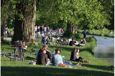 Umringt von großen wiesen auf einem hügel steht ein kleiner runder tempel: Englischer Garten München Anfahrt : Englischer Garten ...