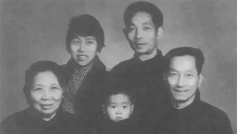 Born september 7, 1930) is a chinese agronomist, known for developing the first hybrid rice varieties in the 1970s. 90岁袁隆平"撒狗粮"：相恋一个月闪婚 却宠她57年_新浪新闻