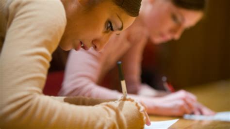 Fiecărei zile îi corespunde un fișier atașat (format pdf). EDU. RO. Evaluarea Naţională 2016. Baremul şi subiectele la Matematică, publicate pe edu.ro