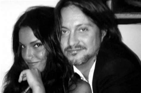 Coda di lupo riguarda lo sterminio di una popolazione che vive in una società quasi perfetta. Cristiano De André messaggio per la figlia Francesca: la ...