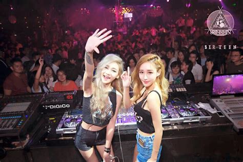 Troyi is a hong kong a dj, producer, pianist and model.she started djing while she studied in australia in 2010, then relocated to hong kong. Hong Kong's Hottest DJ Duo - Troyi & Lokyii - SimplySxy