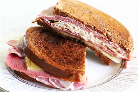 I like to serve them with big bowls of steaming vegetable soup and dill pickles on the side. Air Freyer Ruben Sandwiches / How To Make A Reuben ...