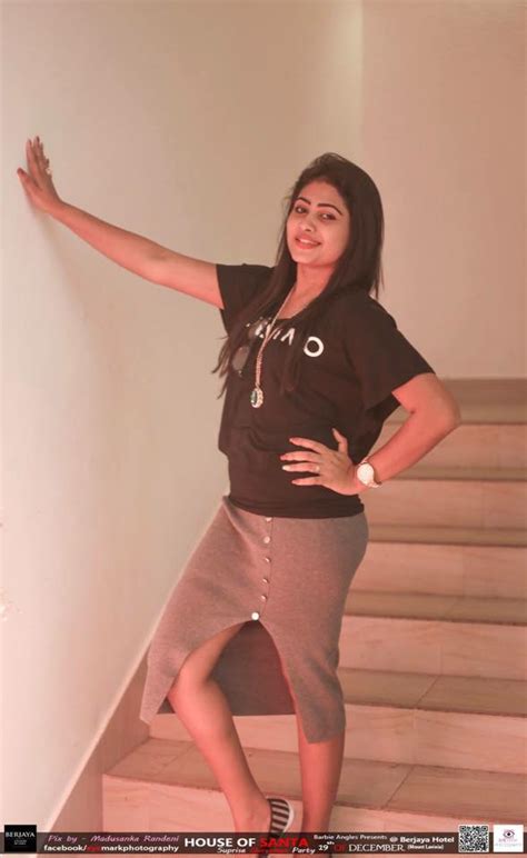 Ibu setengah baya montok berjilbab itu diam terpaku untuk sesaat. Cerita Sex Separuh Baya | Video Bokep Ngentot