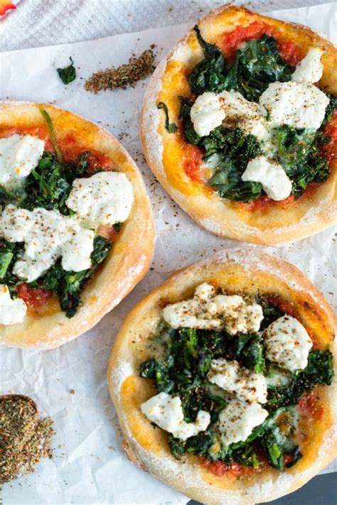 Diese mini pizzen / piccolinis sind perfekt fuer jedes fingerfood buffet auf partys oder auch zum snacken und mitnehmen. Spinat Ricotta Pizza im Miniformat | Caro in the Kitchen