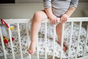 Wie kann man verhindern, dass das baby fällt. Baby aus dem Bett gefallen: Was kann passieren & Was muss ...