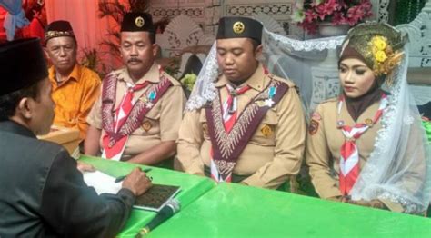 Provinsi kalimantan barat kalimantan barat adalah sebuah provinsi di indonesia yang terletak di pulau kalimantan dengan ibu kota provinsi kota pontianak, dengan luas wilayah provinsi kalimantan barat adalah 146.807 km² (7,53% luas indonesia). 5 Contoh Busana Nikah Cowok yang Antimainstream. Nggak Perlu Ribet Pakai Pakaian Adat dan Makeup!