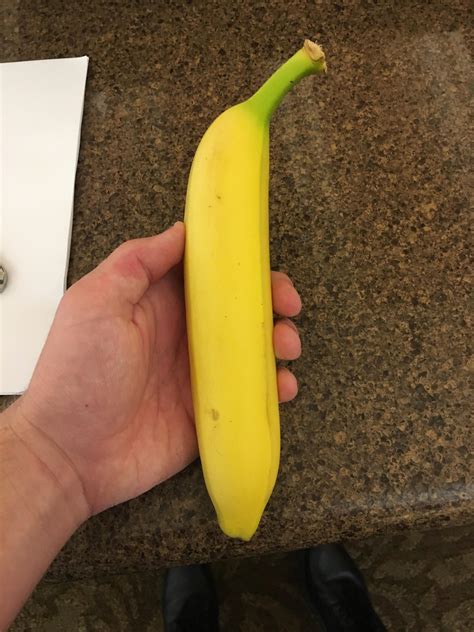 This extremely straight banana : mildlyinteresting