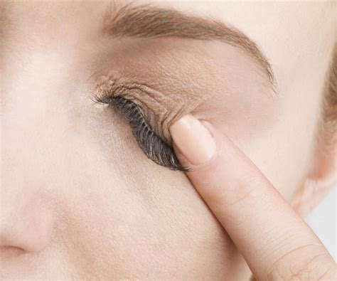 We flip a coin when we don't know what to do. Common Causes of Eyelid Rashes