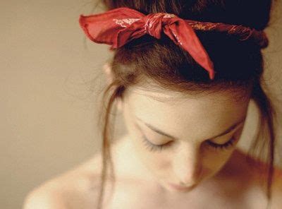 Le foulard de qualité bandana a un regain de succès ces dernières années et vous vous demandez comment le porter en bandeau dans les cheveux attachés ou détachés. Comment mettre, nouer porter un bandana ? | Cheveux beauté ...