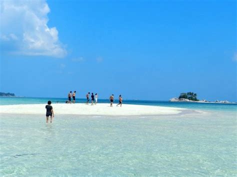 Pantai pasir jambak terkenal dengan kecantikan alamnya membuat para pengunjung pantai ini pantai pasir jambak ini merupakan salah satu destinasi wisata pantai yang menjadi primadona. Pulau Pasir Belitung - Media Pariwisata Bangka Belitung