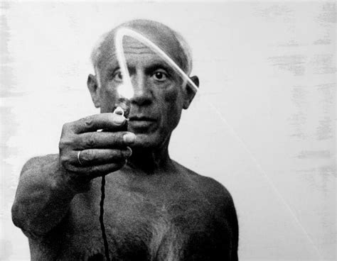 The development of cubist portraiture is not properly shown at all. Picasso malt mit Licht