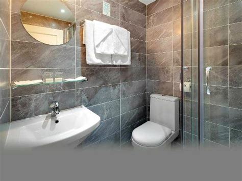 Business guests enjoy the breakfast. Bayswater Inn Hotel (Londra): Prezzi 2017 e recensioni