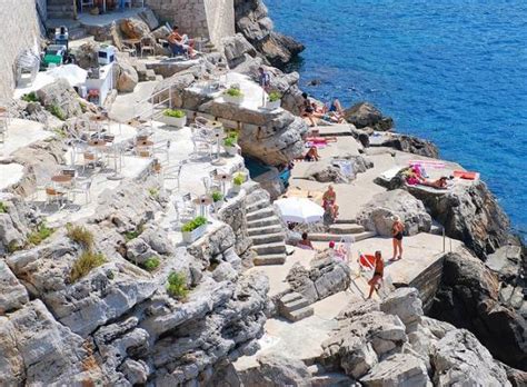 Die beiden schönsten strände der altstadt von dubrovnik sind mit sicherheit der berühmte buza schattenplätze gibt es an diesem herrlichen sandstrand zwar so gut wie keine, es können aber vor. Die Strände von Dubrovnik