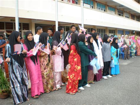 Malaysia merupakan sebuah negara yang terdiri daripada masyarakat majmuk. CIKGU NAPI - SMK CHERANG RUKU. PASIR PUTEH: Bulan ...