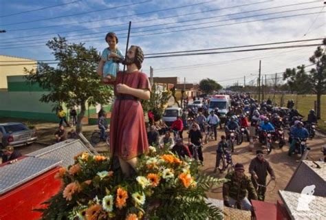 Mais tarde, por aquele jesus que teve a sublime ventura de transportar às costas, o bom gigante inabalavelmente daria a vida, sem se importar com a crueldade dos algozes. pense diferente: DIA 25 DE JULHO: DIA DE SÃO CRISTÓVÃO ...