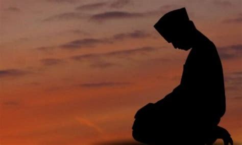 Sebelum melakukan duduk dua sujud, hendaknya bangkit dari sujud dengan membaca takbir. Duduk Di Antara Dua Sujud Pengertian, Dan Doa-Doa Lengkap