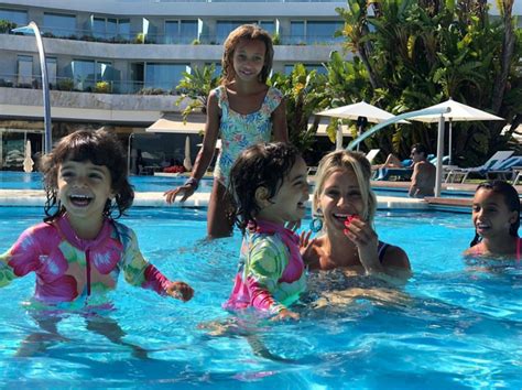 Luciana abreu partilhou com os seguidores que já fez a árvore de natal e mostrou o momento ternurento com as filhas, lyonce, lyannii, amoor e valentine. Luciana Abreu mostra momento divertido com as filhas na ...