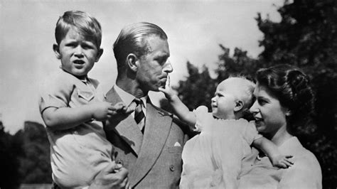 Prinz philip offenbar ins krankenhaus eingeliefert worden. Wie in "The Crown": Hatte die Queen kaum Zeit für ihre ...