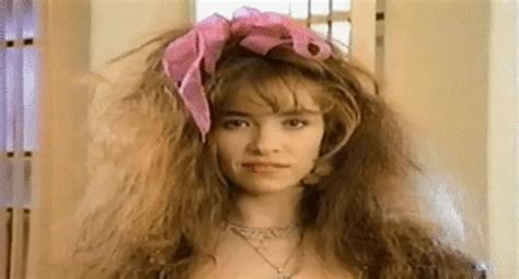 Songstube provides all the best gloria trevi songs, oldies but goldies tunes and ami me gusta andar de pelo suelto aunque me digan que hasta barro el suelo ser agresiva come gato en cero y abeces mansa como leon con sueno. 25 cosas que las chicas mexicanas noventeras vivieron