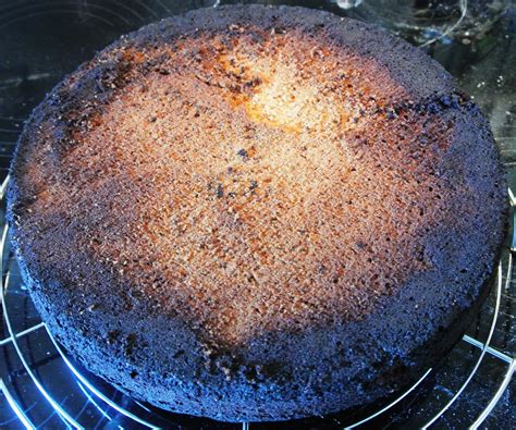 Kuchen waagerecht halbieren, boden mit dem rand umschließen. Mein kreatives Küchenchaos: Verbrannten Kuchen retten