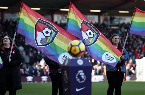 Bajo el lema #proudtoplay, juega con orgullo. Piden medidas para controlar la homófobia en el Fútbol ...