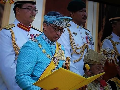 Pahang's sultan abdullah installed as malaysia's 16th king. Sultan Of Pahang Sworn In As The 16th Yang Di-Pertuan ...