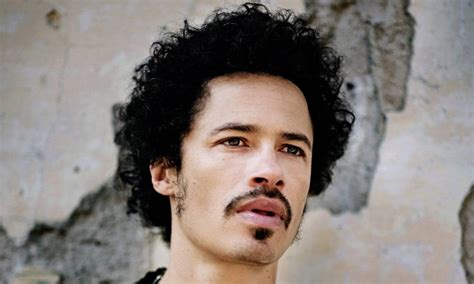 He is famous for being a pop singer. Eagle-Eye Cherry de volta ao Brasil, por uma boa causa ...