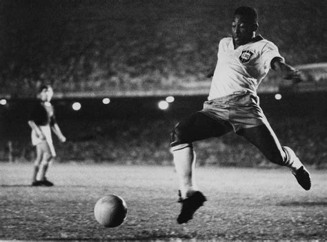 Fifa dünya kupası futbol şöleninin yaşandığı tüm dünyada ki yıldızları bir çatıda izleme fırsatınızın olduğu en büyük futbol organizasyonudur. Unutulmaz Anlar #6: Dönüşüm / 1958 - Socrates Dergi
