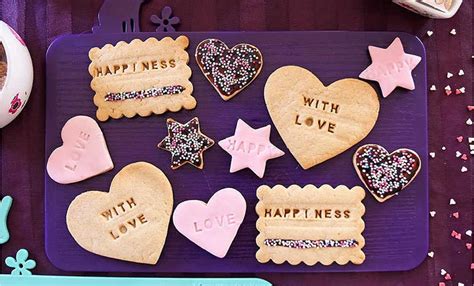 Il représente une petite boîte en bois, qui sera parfaite pour conserver vos photos de mariage , d'anniversaire ou de vacances! 7 idées de cadeaux à faire soi-même pour la St Valentin