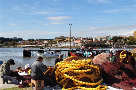 De stad ligt tegenover de stad porto, op de zuidoever van de douro, en is het centrum van alle portwijnen. Afurada, Vila Nova de Gaia