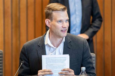 Hendrik streeck zählt zu den führenden virologen des landes und hat nun gemeinsam mit seinem studiogespräch mit prof. Heinsberg Study: Bonn virologist Streeck rejects ...