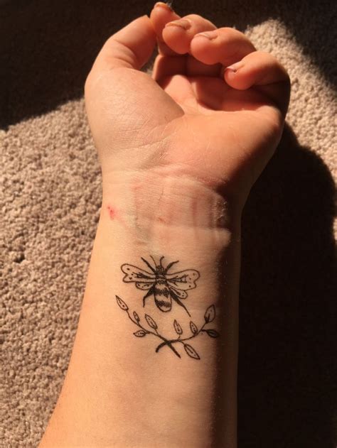 Spray with hairspray at a distance. Temporary bee 🐝 | Tattoos, Hairspray, Draw something