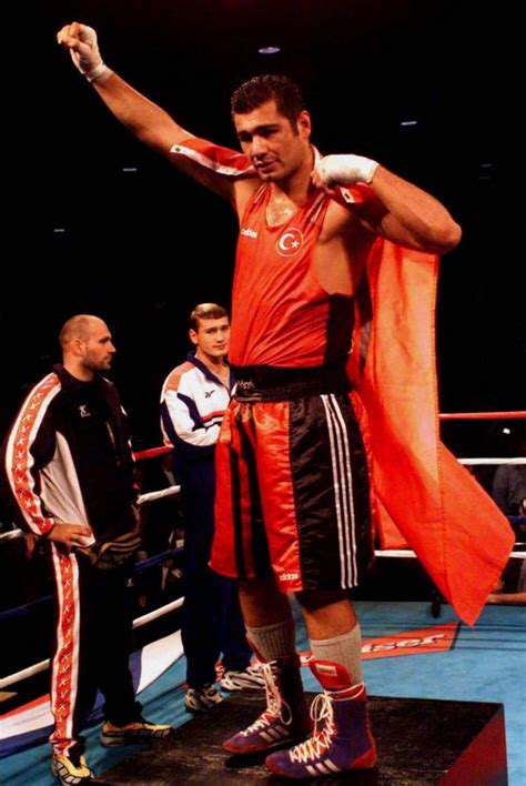9 defa türkiye şampiyonluğu kazanan sam, amatör olarak boks yaparken 1992 dünya gençler şampiyonu, 1993 avrupa şampiyonu, 1999 amatör dünya boks şampiyonu oldu. Sinan Şamil Sam'ın cenazesi törenle uğurlanıyor