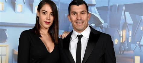 Ayer en granada cf tv hoy en bologna. Gary Medel compartió foto de su esposa sin su permiso ...