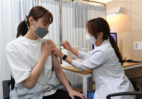 대기실에서 약 15분 동안 기다리십시오; 서울 다음달 화이자 백신 접종 예약 중단.."1차 접종 급증에 ...