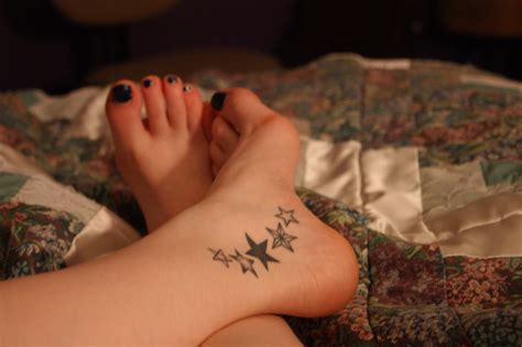 Download premium psd of closeup of ankle tattoo of a woman by ake about shoe, sneaker, tattoo, snake and ankle tattoo 383821. Ayak Bileği Dövme Modelleri | Bakımlı Kadın
