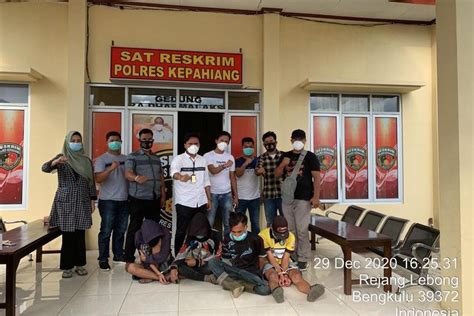 Keterangan korban para pelaku berusia cukup bervariasi mulai dari usia belasan hingga 30 tahun. Dicekoki Pil Anjing Gila, Anak 14 Tahun Diperkosa 4 Pria ...